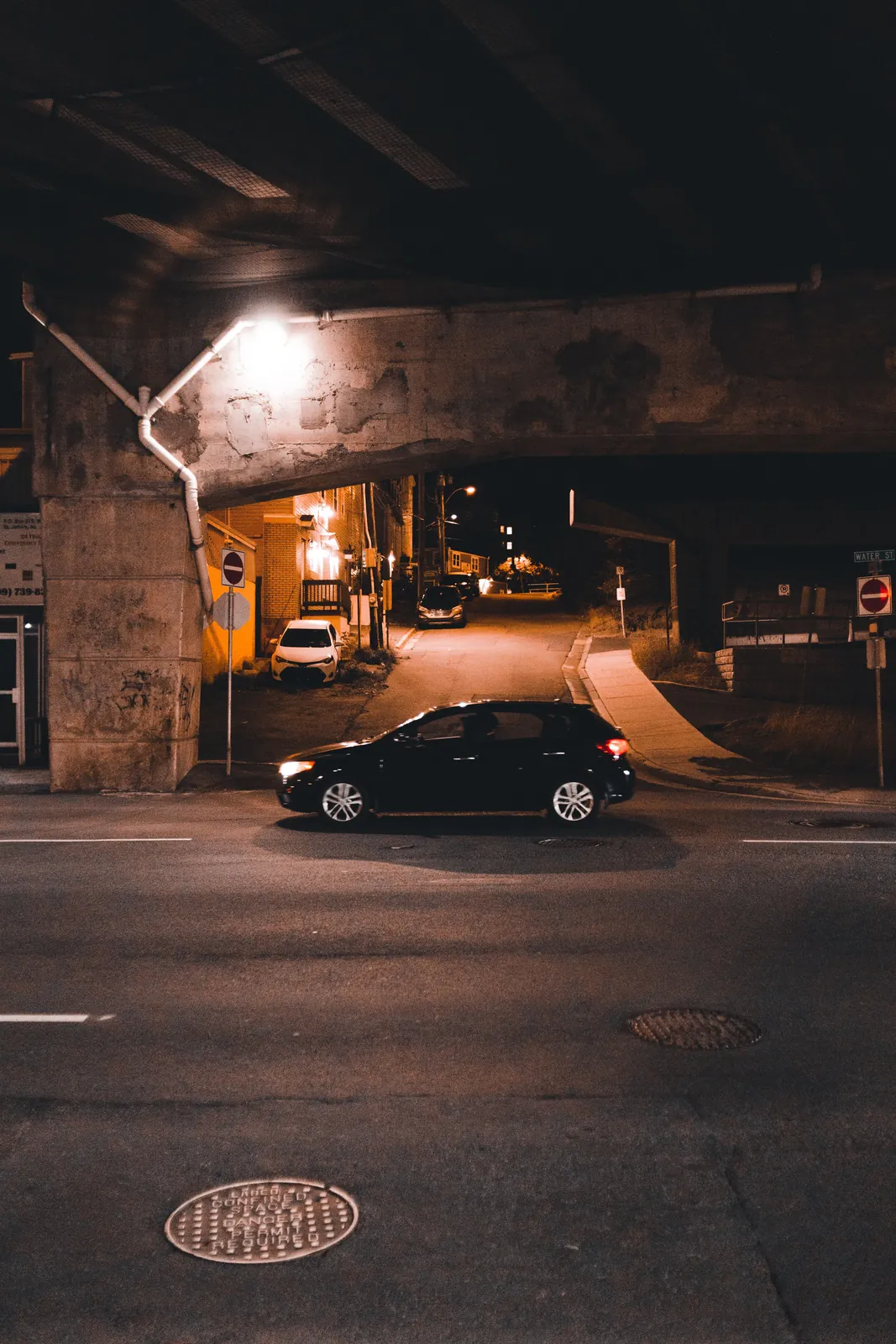 SUV noir dans une rue de nuit